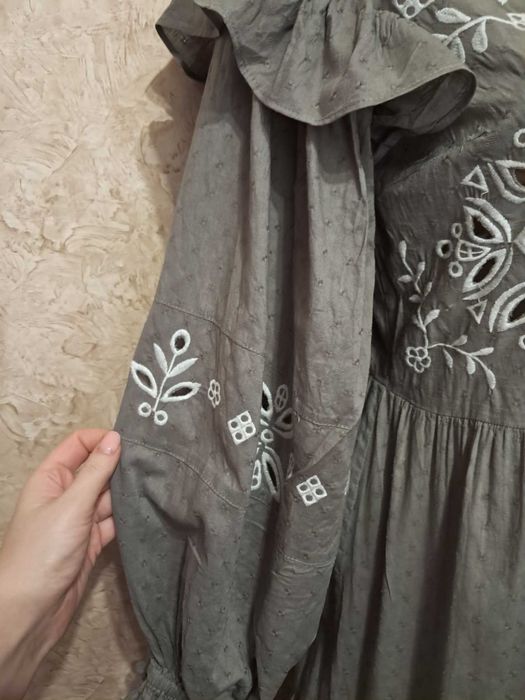 Міді сукня з елементами прошви