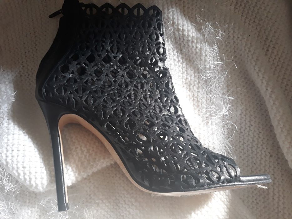 Descida Preço -Botim pele preta rendilhada- T. 36- zara