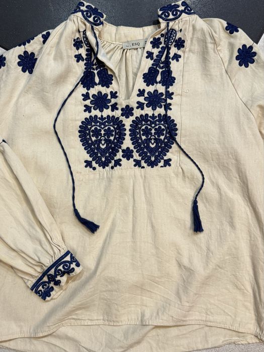 Вишиванка жіноча біла (бежева) з синьою вишивкою