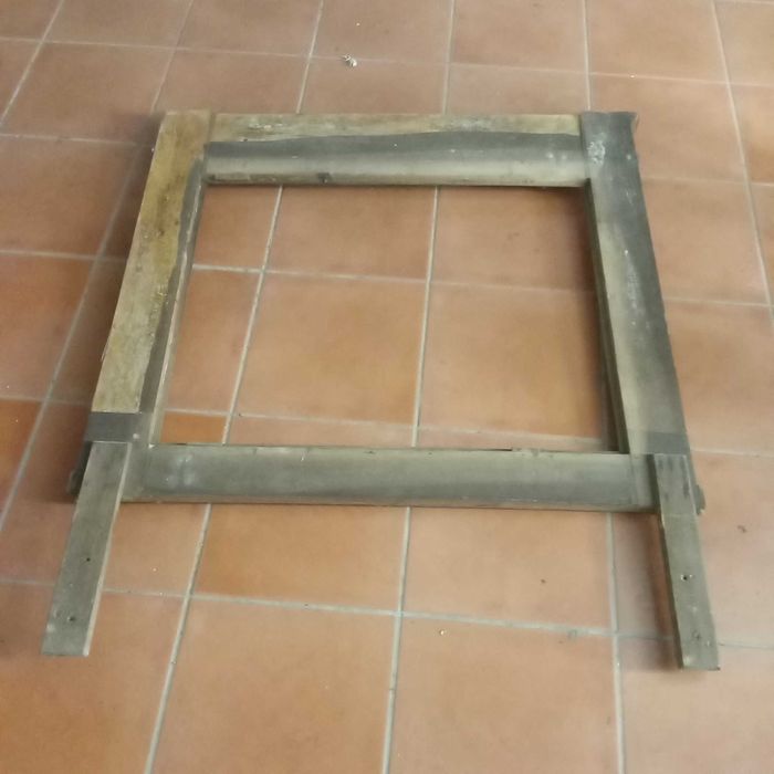 Cabeceiras de camas (2) e  porta antiga e armação