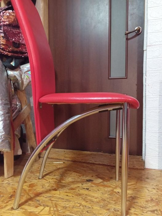 Диван новий  та стільці червоні шкірзам