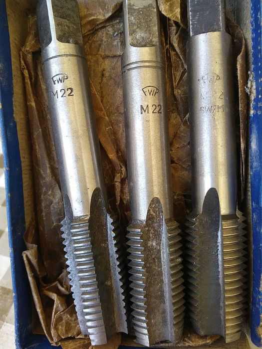 Sprzedam gwintowniki M-22, metryczne, prawe, długość 122 mm.
