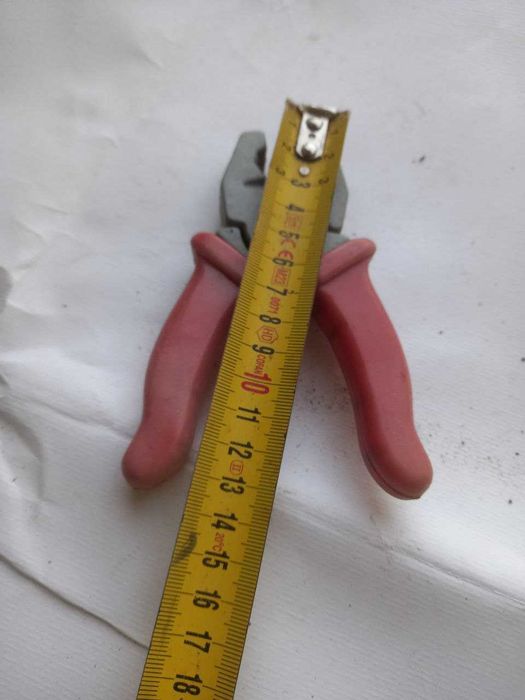 Brinquedos com forma de ferramentas: alicate e chave de fendas