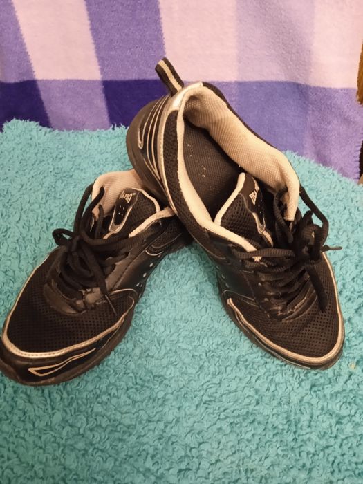 Продам кроссовки женские 37-38размер.