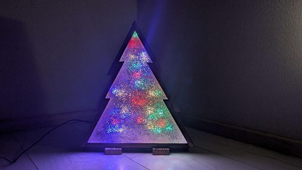 Ялинка нічник, дерево