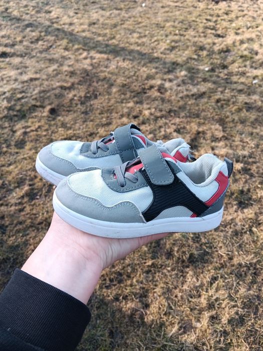 Віддам кросівки  .