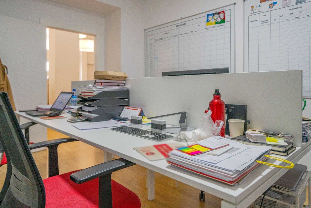 Mesa secretária branca com divisórias