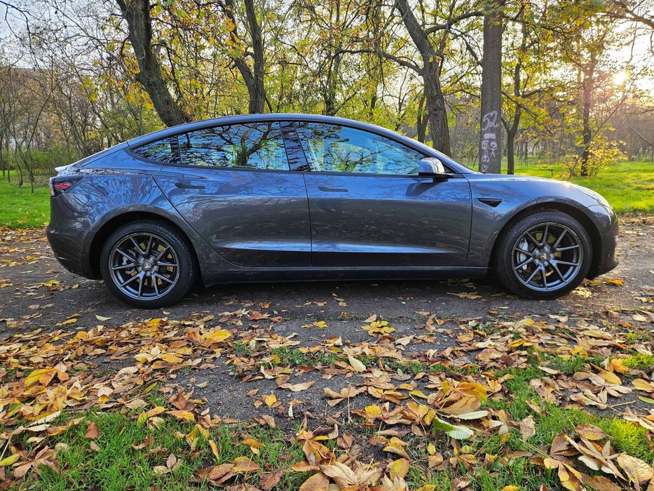 Продам Tesla Model 3  2023р. у відмінному стані
