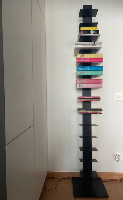 Estante Stance Areastore Area Store - aço lacado a preto - altura 202cm com iluminação LED