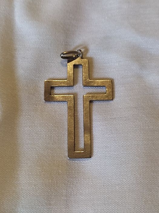 Cruz prata contrastada