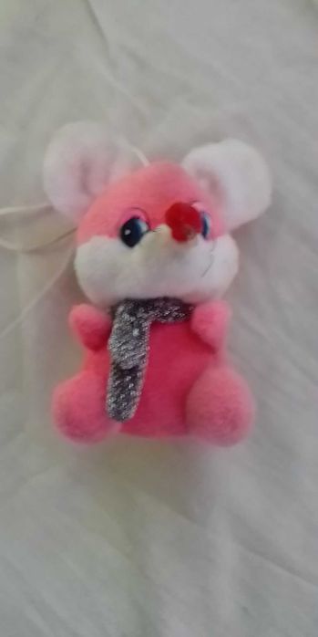 Невелика рожева поролонова іграшка мишки-ведмедика
