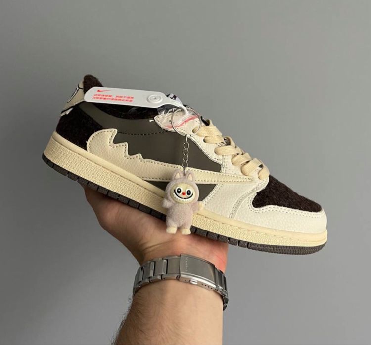 Кросівки Чоловічі Nike Labubu x Cactus Jack Customs Chaos Loading