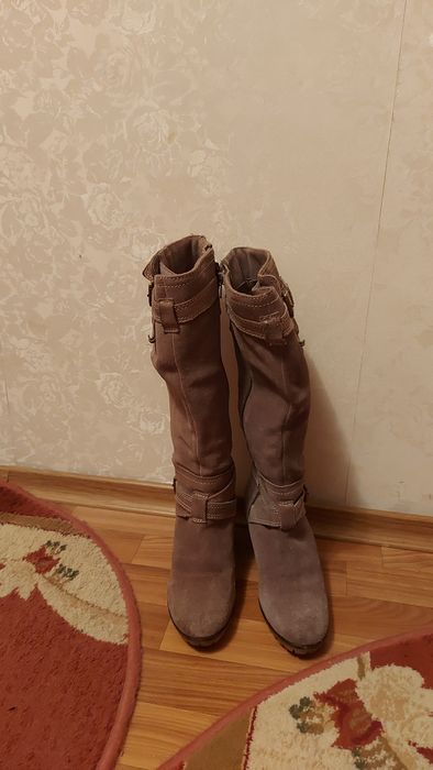 Продаю  замшевые женские сапоги!! В отличном состоянии!!