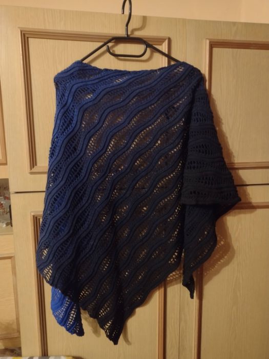 Chusta asymetryczna ombre granatowo niebieska szydełko handmade