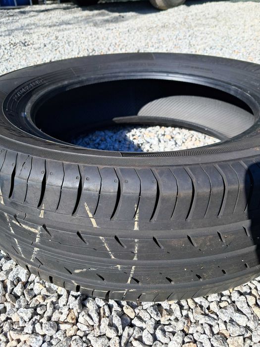 dois pneus (um com um rasgão)