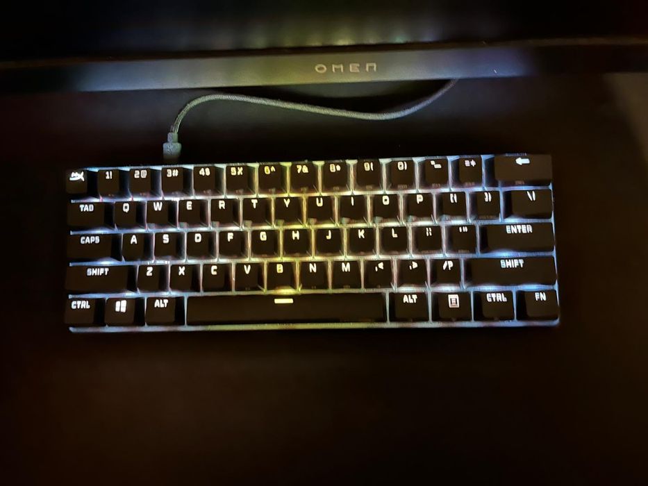 Computador com monitores, teclados e ratos