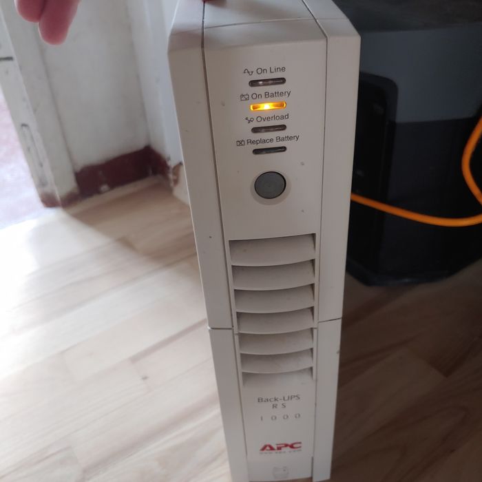 Инвертор + аккумулятор ИБП APC RS1000 на  600Ватт