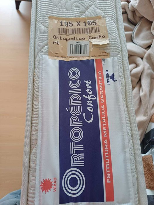Cama individual elevatória, com arrumação, com colchão e mesa de cabeceira, em cerejeira