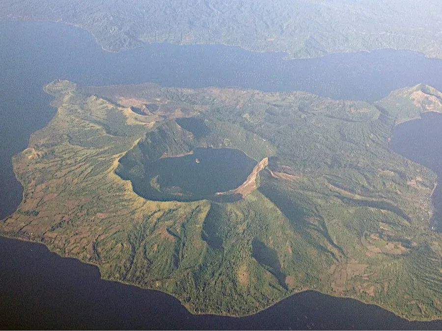 Vulcão Taal em Escala