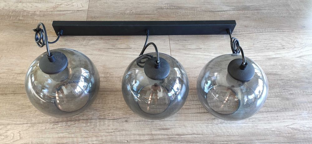 Lampa wisząca z trzema kloszami.