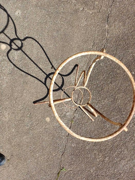 2 estrutura de lavatório antigo em ferro