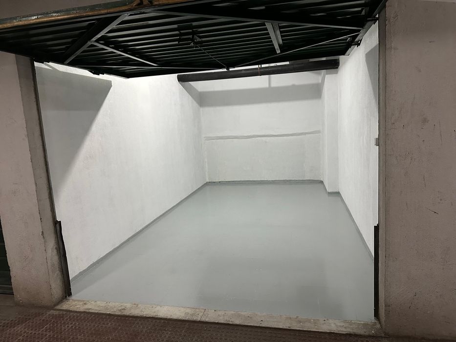 Garagem box com porteiro no piso -1 nas Torres das Palmeiras em Oeiras