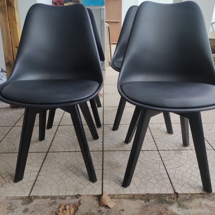 Cadeiras  pretas cozinha ou sala