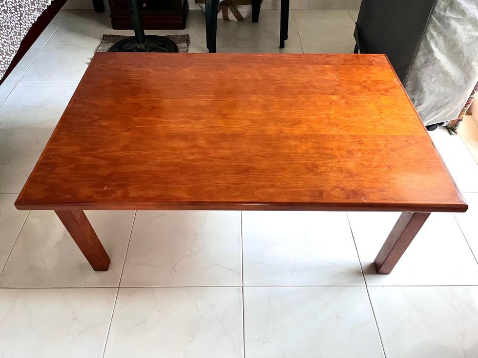 Mesa de centro (sala) em pinho e cor de mel com 1,20x80,5 e 46cm de altura.Está na Salema.
