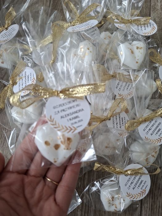 Biale serduszka z złotem w tiulu