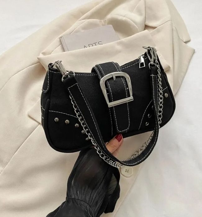Стильна сумка-багет у стилі Y2K з ланцюжком та пряжкою