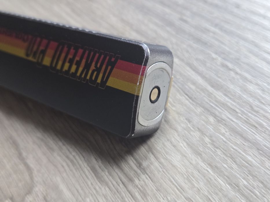 Latarka EDC Olight Arkfeld Pro Racing Stripes 1300 lumenów UV Laser
