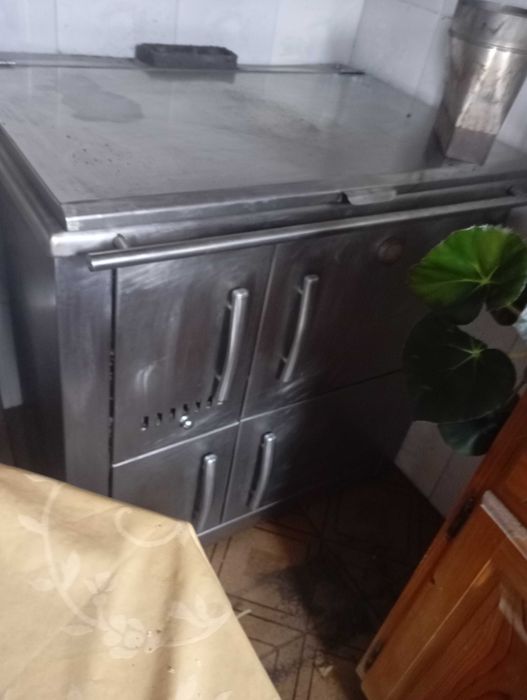 Fogão a lenha com pouco uso