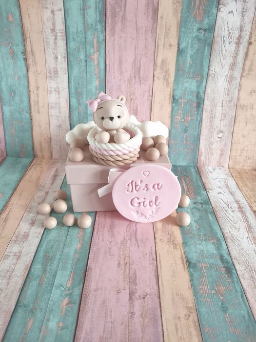Dekoracja z masy cukrowej Miś w koszyku baby shower girl