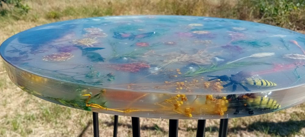 Mesa de apoio de resina com flores naturais