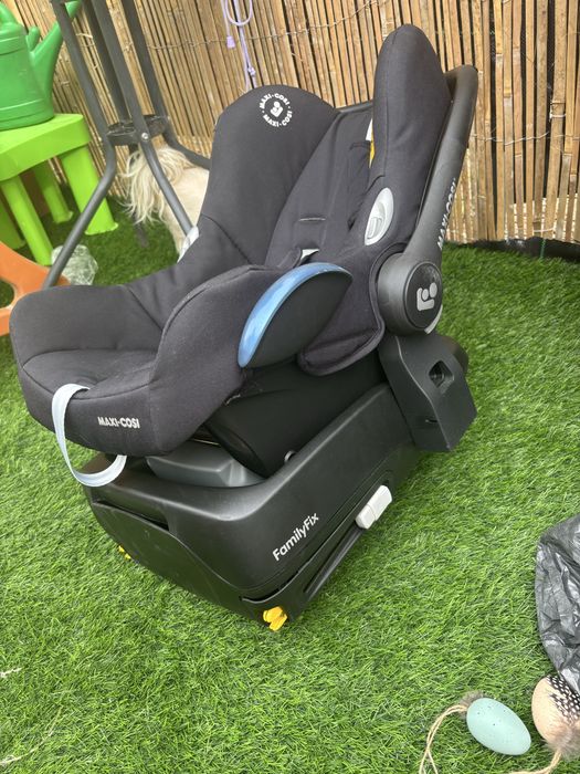 fotelik samochodowy maxi -Cosi CabrioFix wraz z bazą Isofix.