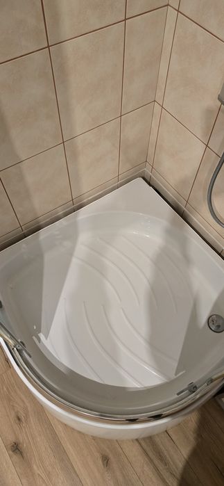 Kabina prysznicowa z brodzikiem i panelem