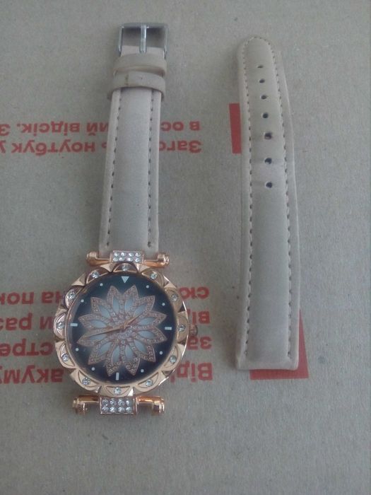 Жіночий годинник / наручні часи