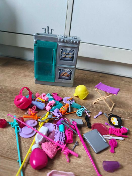 Kamper barbie z akcesoriami, skuterem i rowerem