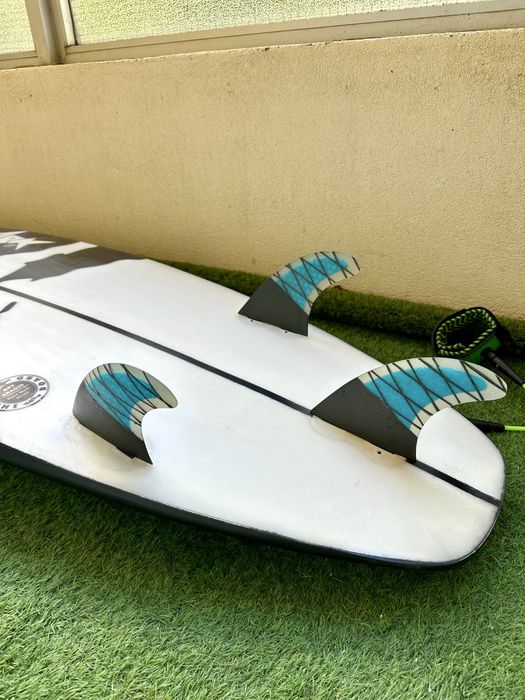 Prancha de surf 6,2 + quilha + capa + leash + deck