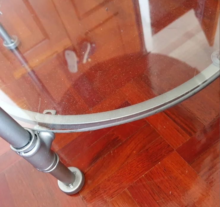 Mesa / relógio em vidro