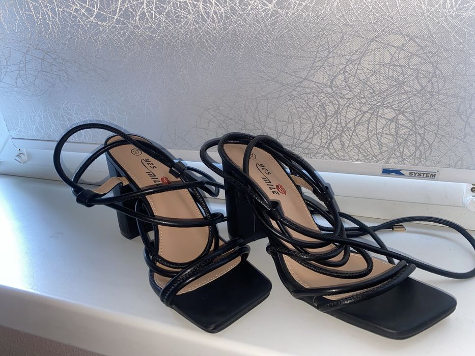 Стильні босоніжки на високих підборах