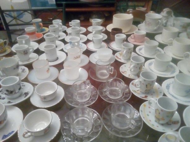 Conjunto de 100 Chávenas Marcas Diversas