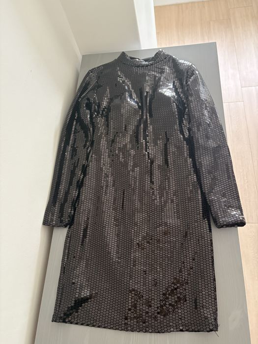 Vestido de lantejoulas de costas abertas