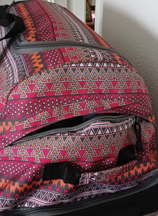 Saco para  viagem multicolor, com rodas e pega rebatível