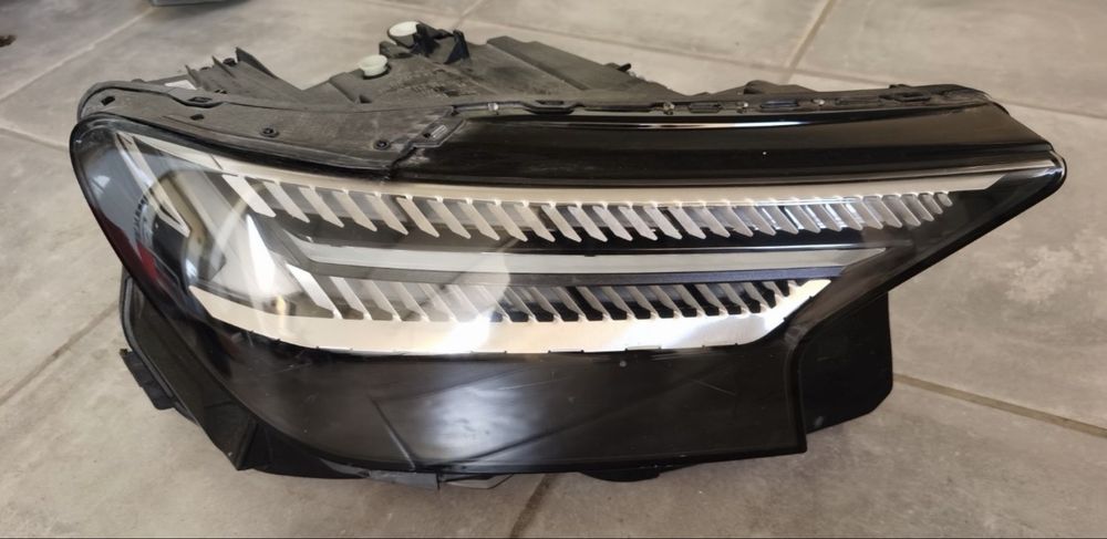 Farol Novo. Audi Q4 etron. Lado direito. Matrix
