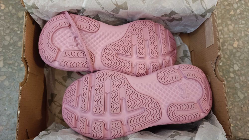 Buty damskie wiosna różowe . Firma" Under Armour""