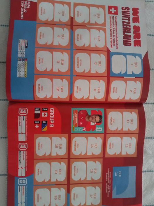 Caderneta do mundial com cromos colados que equivalem a 6 saquetas
