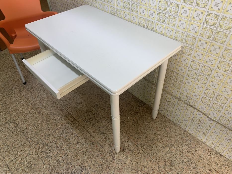 mesa de cozinha extensível mais duas cadeiras