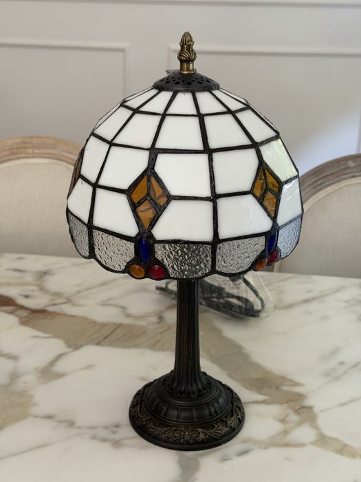 Lampa witrażowa z bialym kloszem