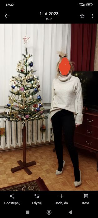 Choinka na drewnianym stojaku.